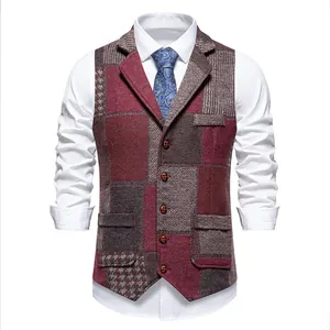 Vue de face d'un gilet de costume vintage pour homme en patchwork rouge avec col à revers