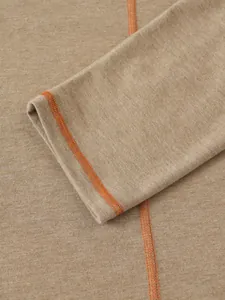 Détail de manchette de chemise Henley pour homme avec coutures orange contrastées