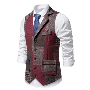 Détail d'un gilet pour homme en patchwork vintage avec un design de revers classique.