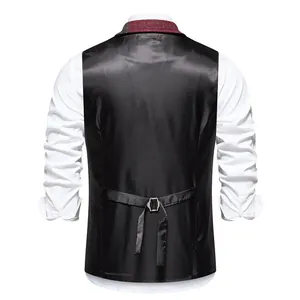 Vue arrière d'un gilet de costume pour homme avec boucle réglable et finition en satin noir.