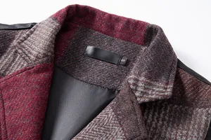 Vue rapprochée montrant la texture à carreaux rétro et l'étiquette de taille du gilet homme