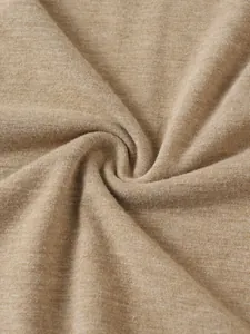 Gros plan sur la texture du tissu en maille kaki respirant pour chemise Henley homme