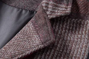Vue détaillée en gros plan du revers en tweed vintage sur un gilet pour hommes