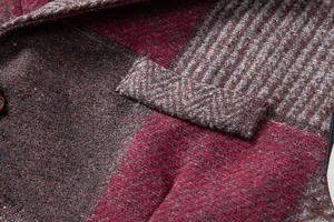 Détail macro du tissu à carreaux rétro et du rabat de poche d'un gilet de costume pour homme