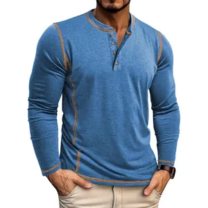 Détail d'un t-shirt Henley bleu à manches longues avec quatre boutons et surpiqûres