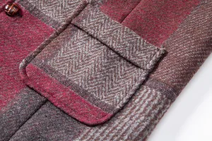 Gros plan d'un gilet pour homme rétro en patchwork avec tissu à chevrons et poche