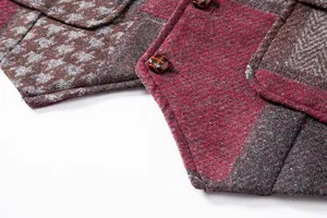 Gros plan d'un gilet de costume vintage pour hommes avec texture tweed et boutons marron