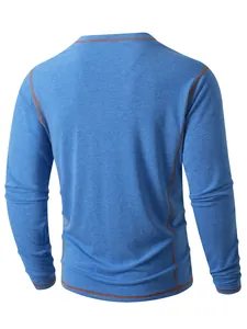 Vue arrière montrant les coutures contrastées du t-shirt Henley bleu à manches longues.