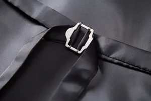 Vue détaillée de la sangle de réglage arrière et de la boucle d'un gilet homme.