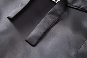 Détail du revers gris sur un gilet de costume pour homme à la mode rétro