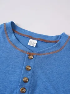 Détail du col d'un t-shirt Henley bleu avec 4 boutons et étiquette de composition