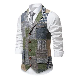 Vue détaillée de la texture tweed patchwork rétro sur un gilet de costume pour homme