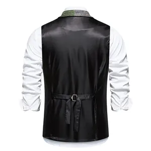 Vue arrière du gilet pour homme avec dos en satin noir et sangle à boucle réglable
