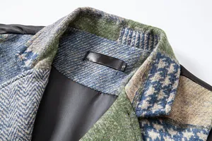 Gros plan sur le col d'un gilet de costume vintage pour homme avec étiquette taille S