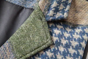 Détail du gilet pour homme avec revers épissé rétro et texture du tissu en laine pied-de-poule