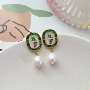 Élégantes boucles d'oreilles émaillées raisin avec perles baroques et détails dorés