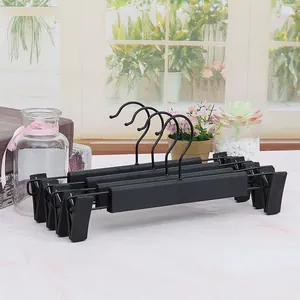 Cintres noirs antidérapants minimalistes avec pinces réglables pour jupes et vêtements
