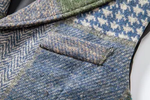 Détail du tissu patchwork et de la poche sur un gilet de costume vintage pour homme