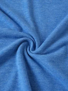 Gros plan sur la texture du tricot chiné bleu pour chemise Henley décontractée à manches longues