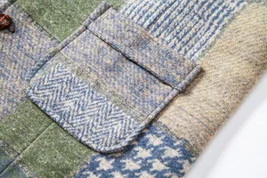 Vue macro montrant le tissu patchwork rétro complexe et la poche sur un gilet de costume en tweed