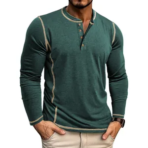 T-shirt Henley homme à manches longues vert foncé avec quatre boutons et bordure contrastée.