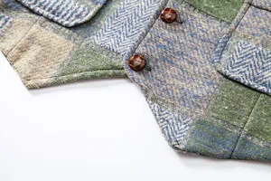 Gros plan d'un gilet de costume pour homme en patchwork rétro montrant la texture du tissu