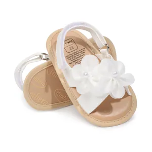 Eleganti sandali bianchi da principessa per neonati con decoro floreale e suole morbide
