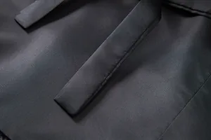 Gros plan sur la texture du tissu et les détails de poche d'un gilet de costume