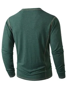 Vue arrière d'un t-shirt Henley à manches longues vert forêt avec des coutures contrastées