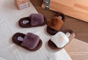 Pantofole invernali in peluche nei colori viola, marrone e bianco con suole spesse