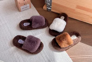 Pantofole in ecopelliccia per bambina in viola, bianco e marrone per l'inverno