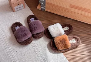 Pantofole accoglienti in ecopelliccia per bambine in vari colori con suole spesse invernali