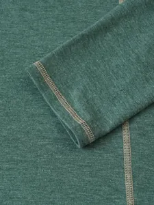 Gros plan sur les coutures contrastées d'un t-shirt Henley vert chiné à manches longues