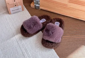 Vista dettagliata delle pantofole in peluche viola e marrone per bambine in un ambiente accogliente