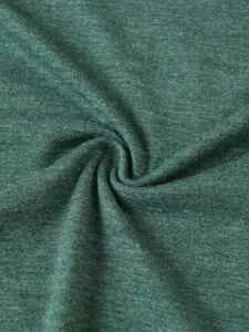 Gros plan de la texture douce du tissu tricoté vert foncé pour chemise Henley homme