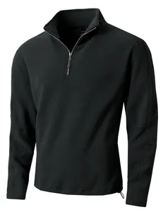 Detailansicht eines schwarzen Fleece-Sweatshirts für Herren mit halbem Reißverschluss und Stehkragen