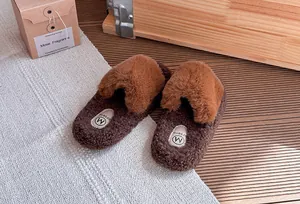 Dettaglio pantofole di peluche marroni per bambine con spessa suola in finta pelliccia