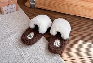 Vista dettagliata di pantofole di pelliccia per bambini marroni e bianche con soffice pelo