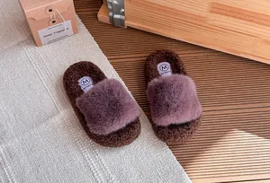 Primo piano di accoglienti pantofole in peluche viola e marroni su un ponte in legno