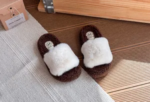 Dettaglio ravvicinato di pantofole in peluche per bambini con suole spesse e morbide