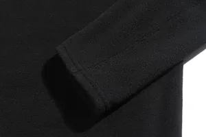 Detailansicht der Manschette eines schwarzen Fleece-Sweatshirts mit hochwertiger Naht