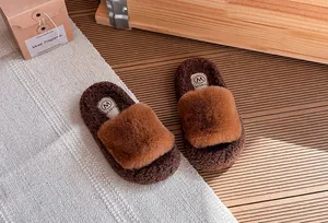 Pantofole marroni pelose per bambina con suola platform spessa e pelliccia sintetica.