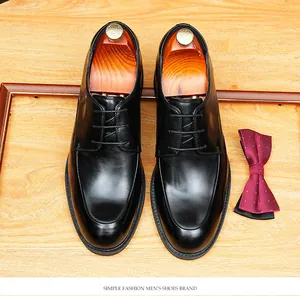 Close-up van gepolijste zwarte lederen heren derby schoenen voor formeel