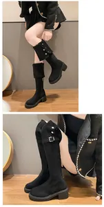Detailansicht vielseitiger schwarzer Wildleder-Langstiefel mit Vintage-Blockabsatz und Schnallen