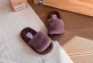 Vista dettagliata di pantofole di peluche viola e marrone con finta pelliccia folta