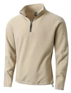 Detailansicht eines beige Herren-Fleece-Sweatshirts mit halbem Reißverschluss und Stehkragen