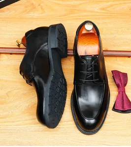 Gedetailleerd zicht op zwarte leren Derby-schoenen op een houten oppervlak