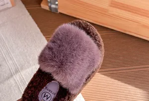 Dettaglio ravvicinato della morbida pelliccia ecologica viola su una ciabatta in peluche.
