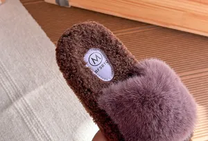 Primo piano di pantofole di peluche viola per bambine con morbida consistenza e suola