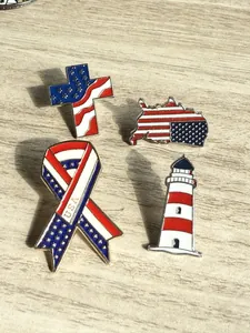 Vue détaillée macro de pin's en émail sur le thème du drapeau américain, croix et ruban